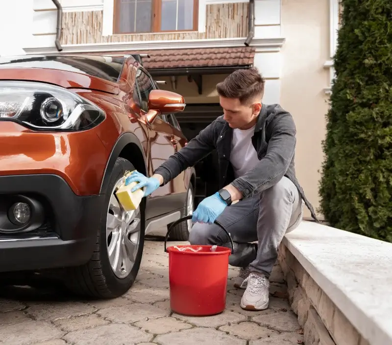 Lavage auto à domicile Foussignac : professionnel intervenant sur un véhicule
